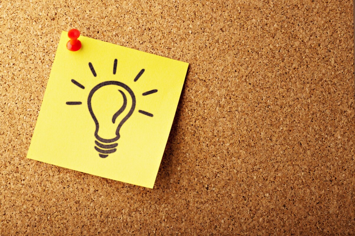 Sticky note with lightbulb drawn on it